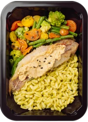 Окунь с орзо в песто, миксом овощей и нутовым хумусом