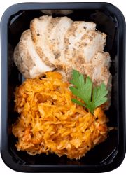 Куриное филе с гарниром из тушеной капусты