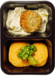 Биточки из индейки на пару с картофельно-морковным пюре и овощами