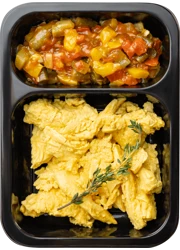 Рваный омлет с овощами в томатном соусе