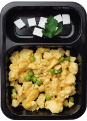 Скрембл с зеленым горошком и сыром