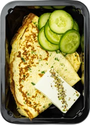 Яичный блин с огурцом и фетой