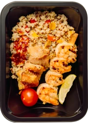 Киноа с овощами и мини-шашлычками из морепродуктов