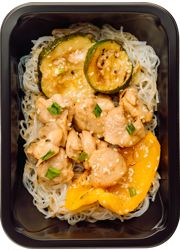 Рисовая лапша с курицей в соусе терияки